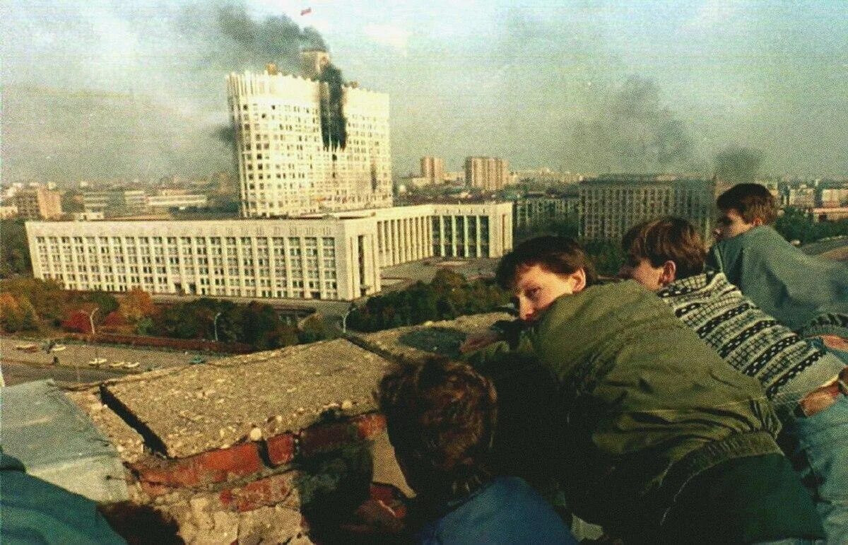 1993 обстрел белого. Ельцин белый дом 1993. 1993 Год Москва белый дом штурм. Октябрьский путч 1993. Белый дом 1991 обстрел.