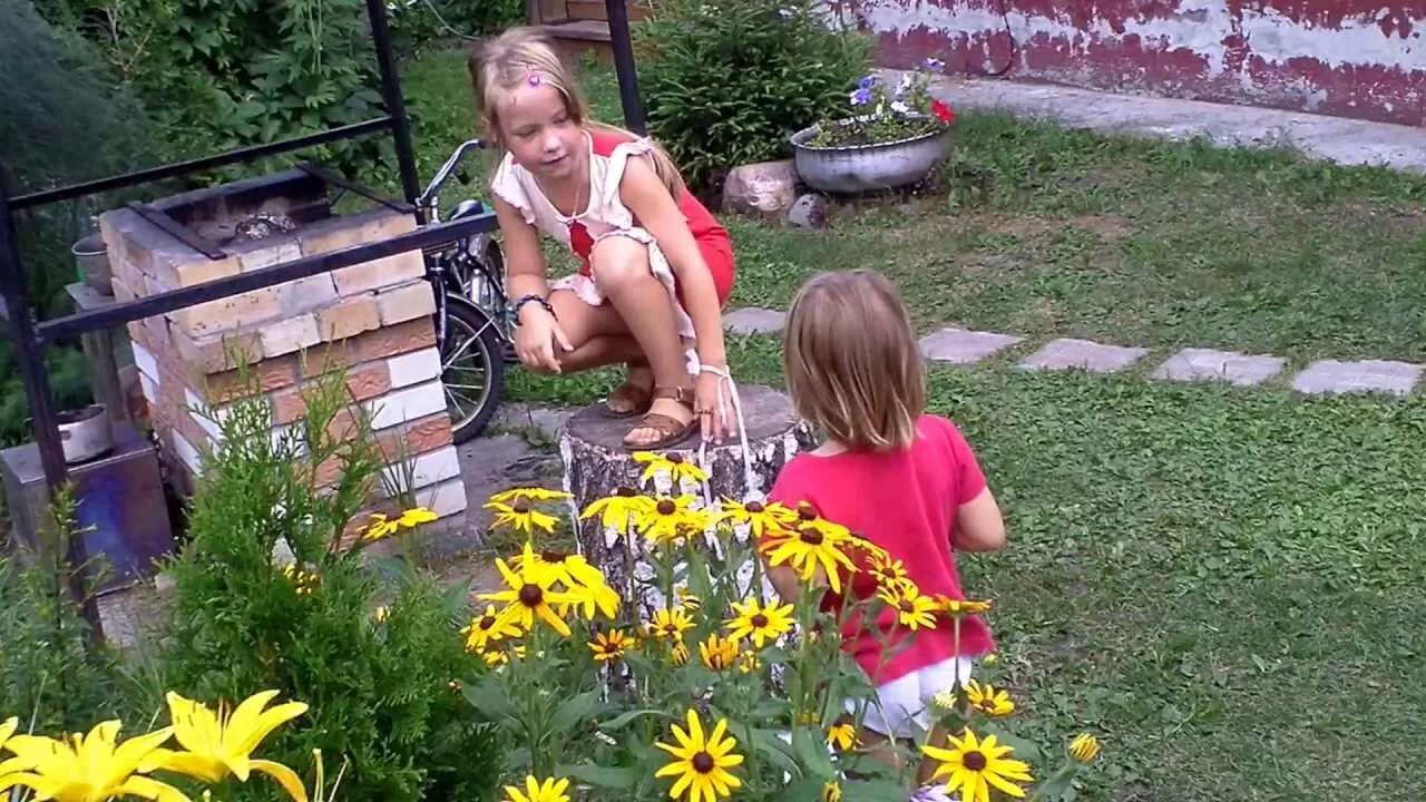 Мамашу на дачи. Загорает на даче. Детки на даче. Дочь в огороде. Внучка на даче.