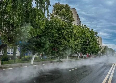По улице города течет