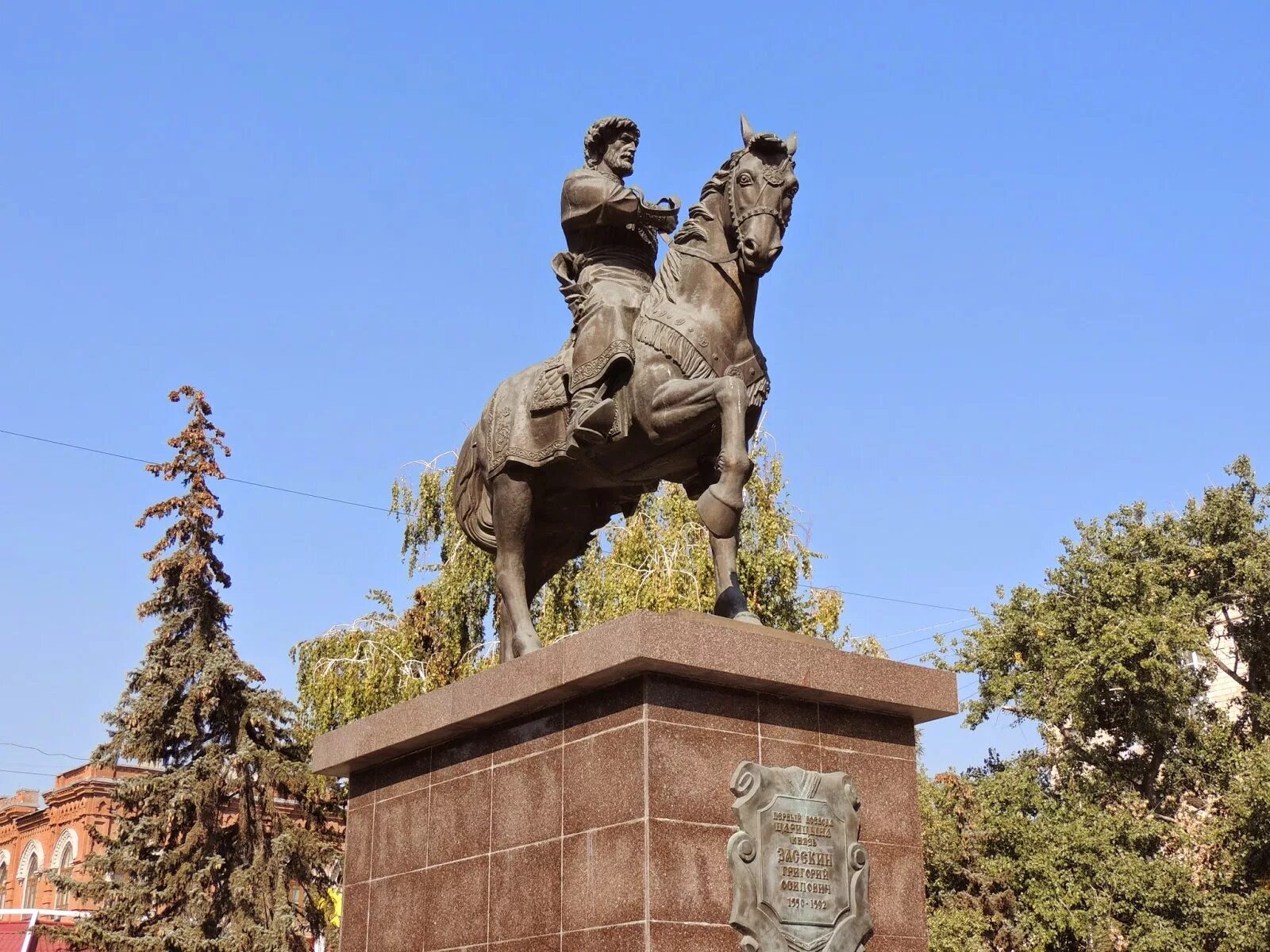 Памятники царицына. Засекин памятник Волгоград. Памятник Григорию Засекину в Волгограде. Памятник князю Засекину в Волгограде. Памятник Воеводе Засекину в Волгограде.