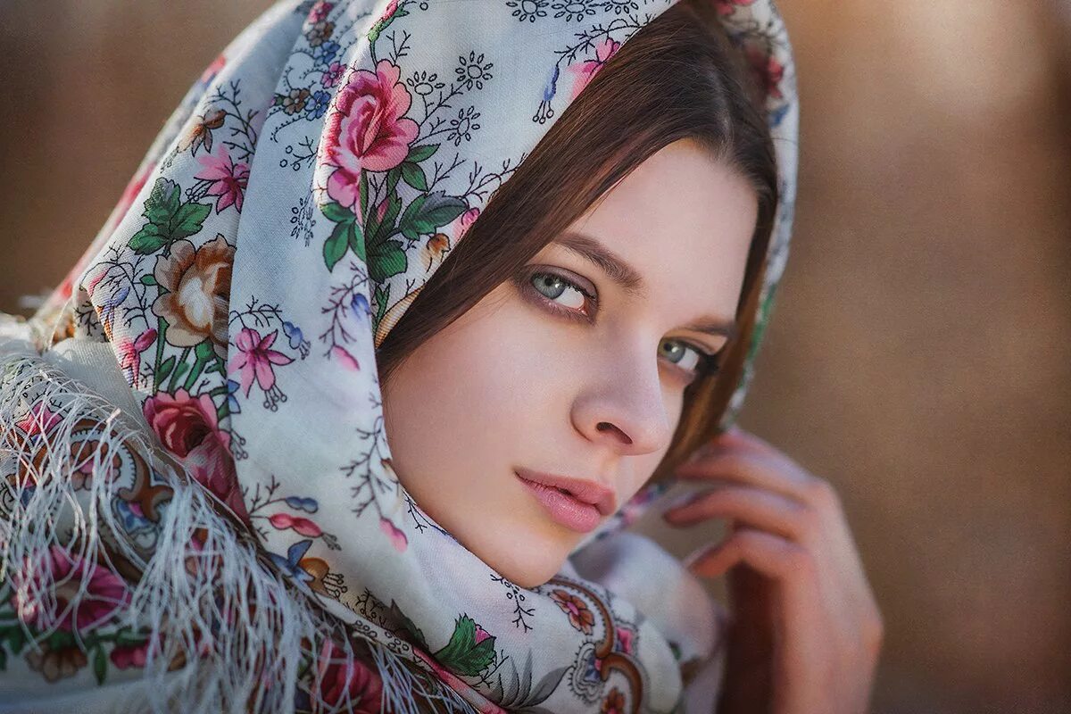 Макияж в старорусский стиль. Красивая русская женщина. Крупным планом русской красавицы. Красивая девушка в платкк. Русская девушка в платке.
