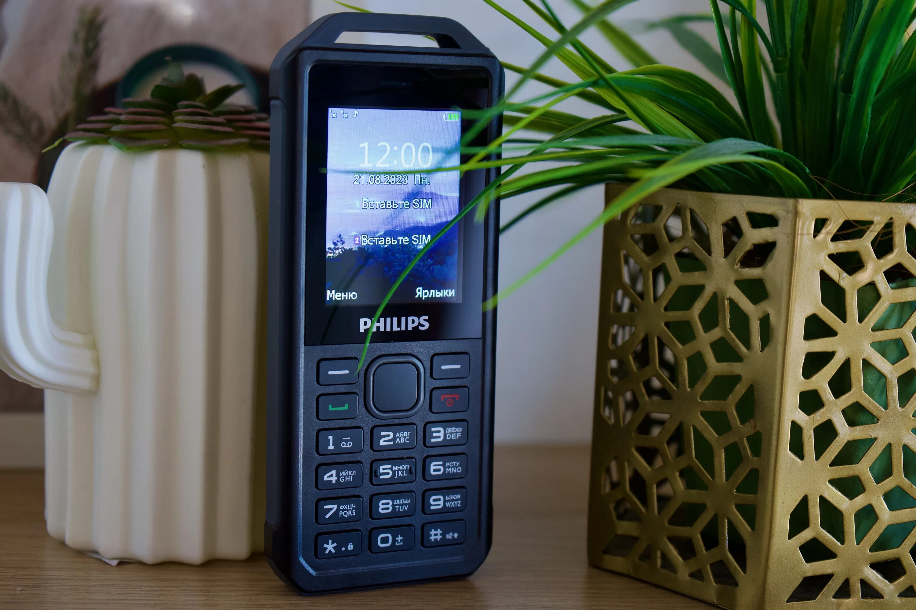Xenium e2317 отзывы. Philips e2317. nokia 800 tough или philips e2317.