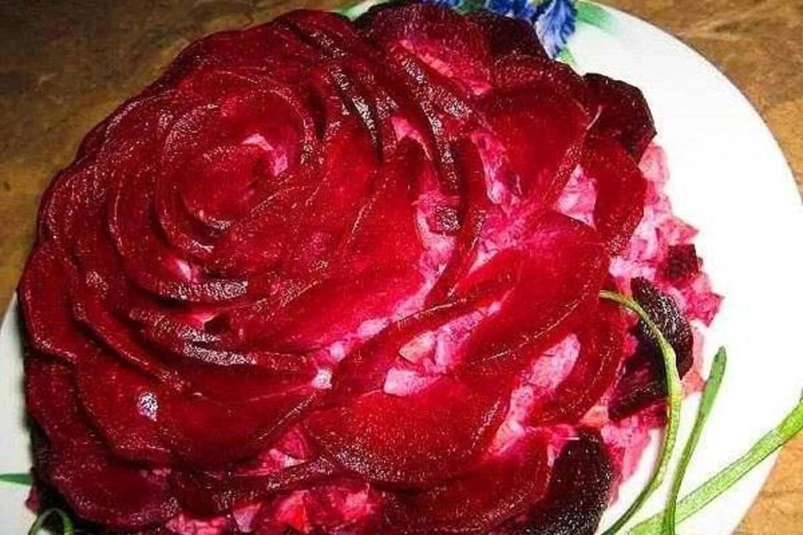 Декор из свеклы. Салат в виде розы. Украшение блюд из свеклы.