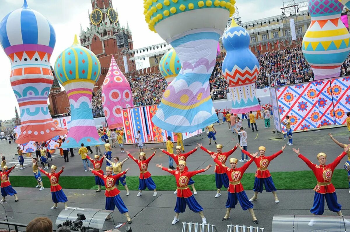 Праздник в городе. Празднование дня города в Москве. С днем города Москва. Красная площадь праздник.