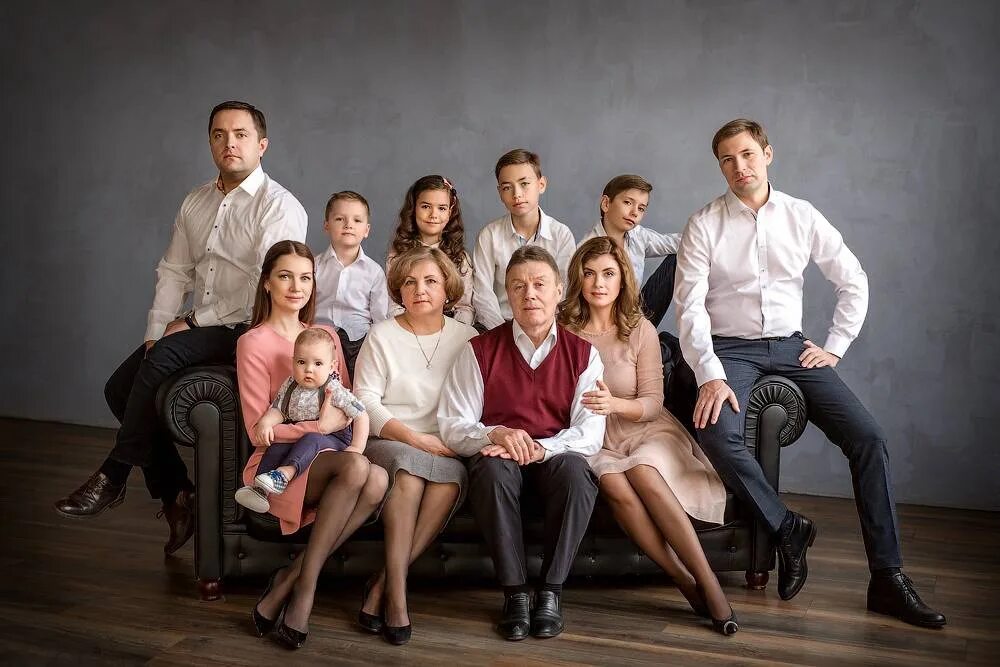 5 поколений мужчин. Семейный портрет. Большая семья. Фотосессия большой семьи. Портрет большой семьи в студии.