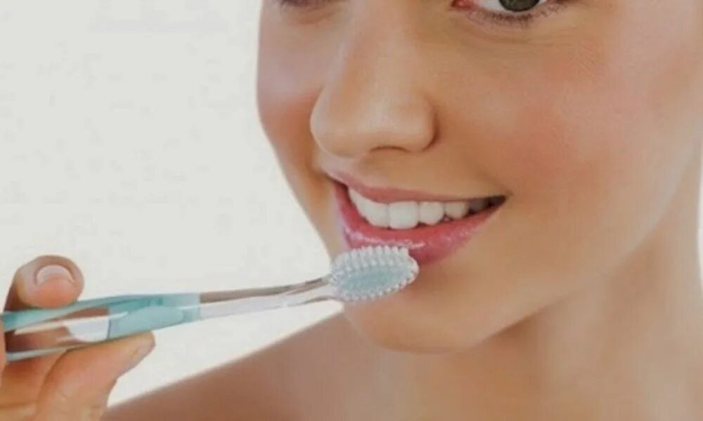 Увеличение губ стоматолог. Массаж губ зубной щеткой. Губы зубная щетка. Массаж для губ для увеличения зубной щеткой. Щеточка для массирования губ.