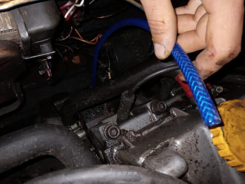 Почему выдавило щуп. Система вентиляции картерных газов даф 105. Щуп двигателя cwva 1. Почему выдавило щуп. Клапан картерных газов хино300.