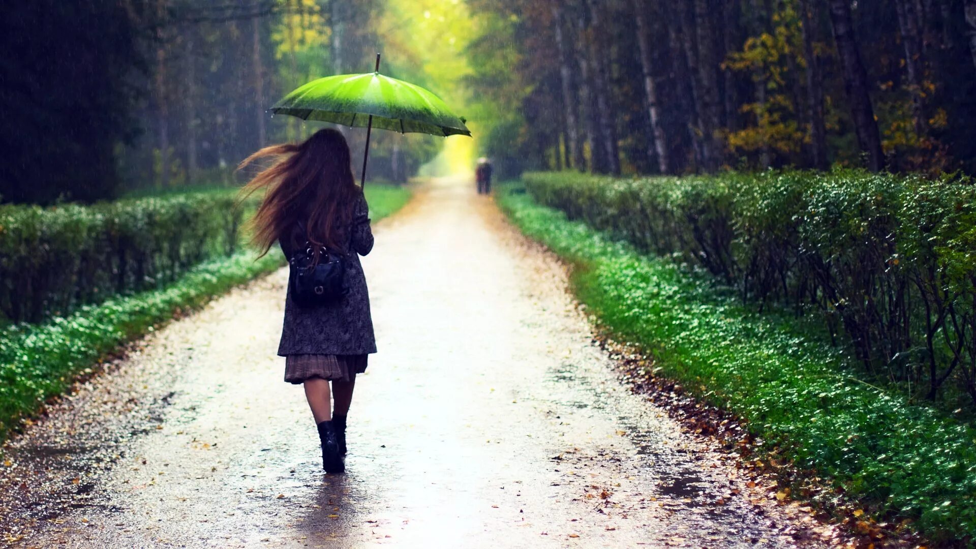 Девушка под дождем. Девушка идет под дождем. Девушка с зонтом. Девушка с зонтом под дождем. Сбежавшее лето