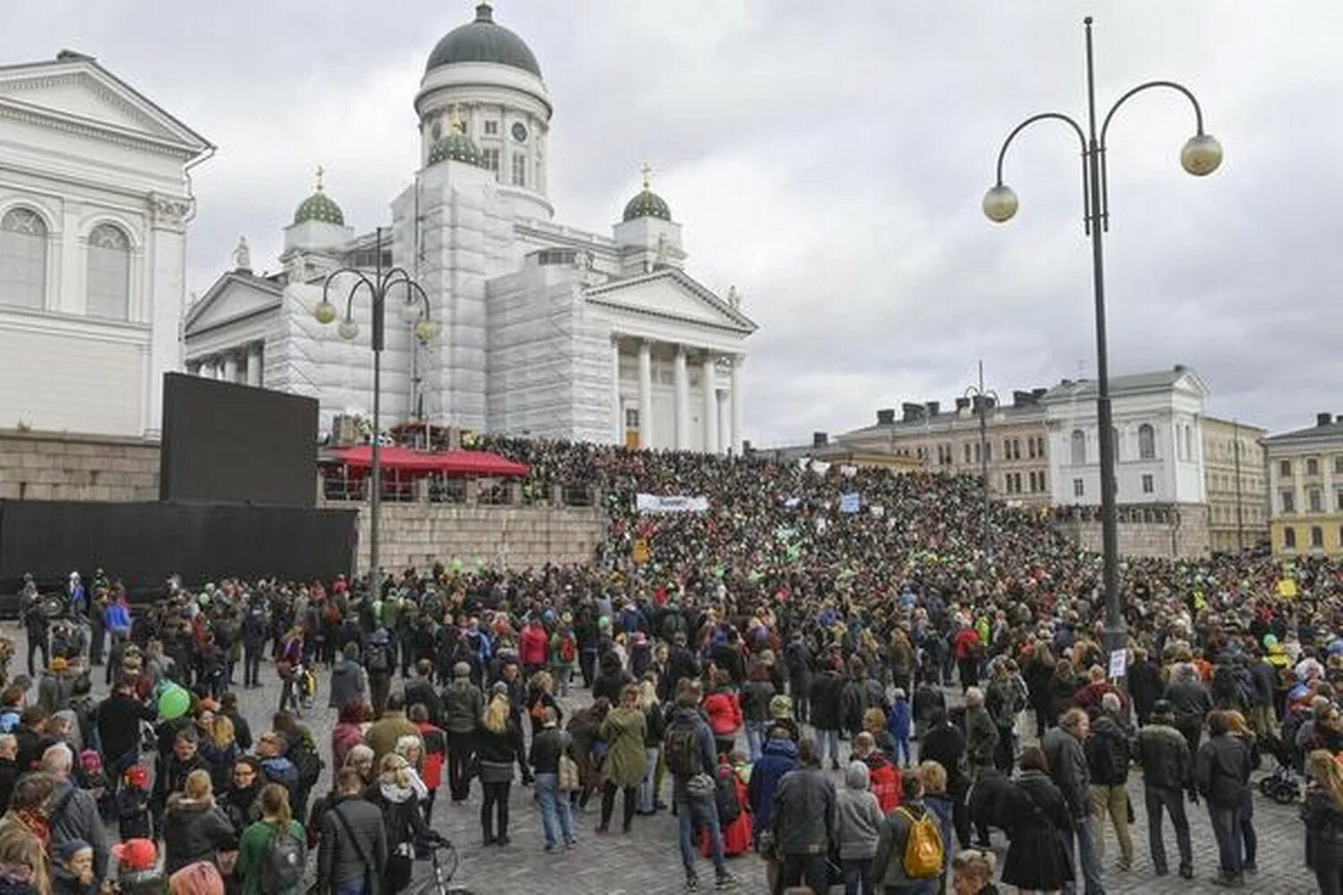 Хельсинки март. Митинги в Финляндии. Митинг в Хельсинки. Протесты в Финляндии. Хельсинки люди.