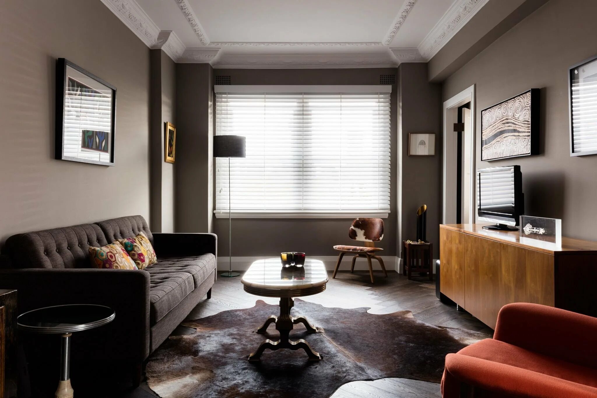 Черно коричневый интерьер. Черный диван в интерьере. Гостиная в темном стиле. Интерьер с темной мебелью. Интерьер мужской комнаты.