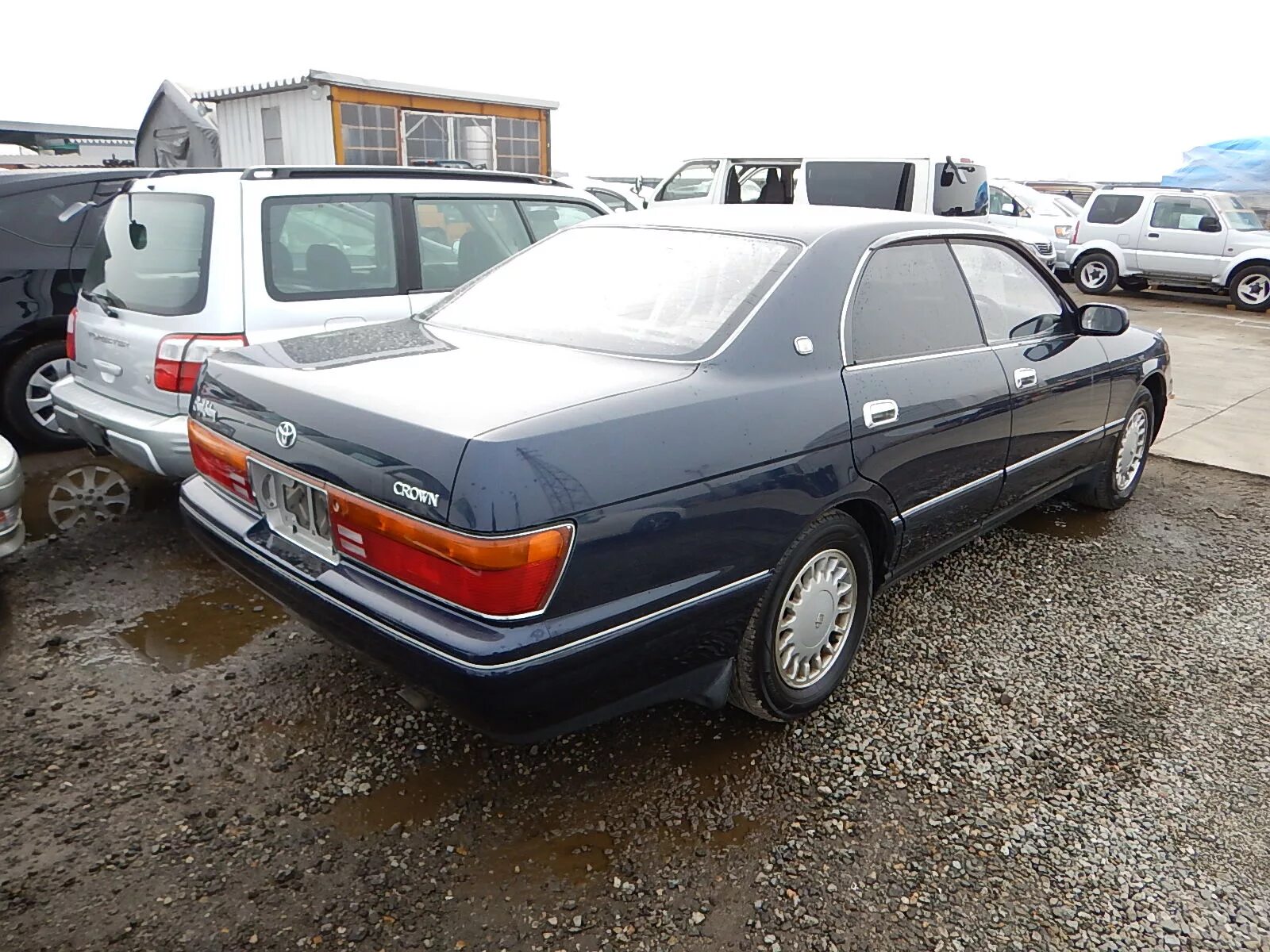 Какой краун лучше. Toyota crown 143. jzs143 crown. тойота краун 143 кузов. поставки тойота краун 143.