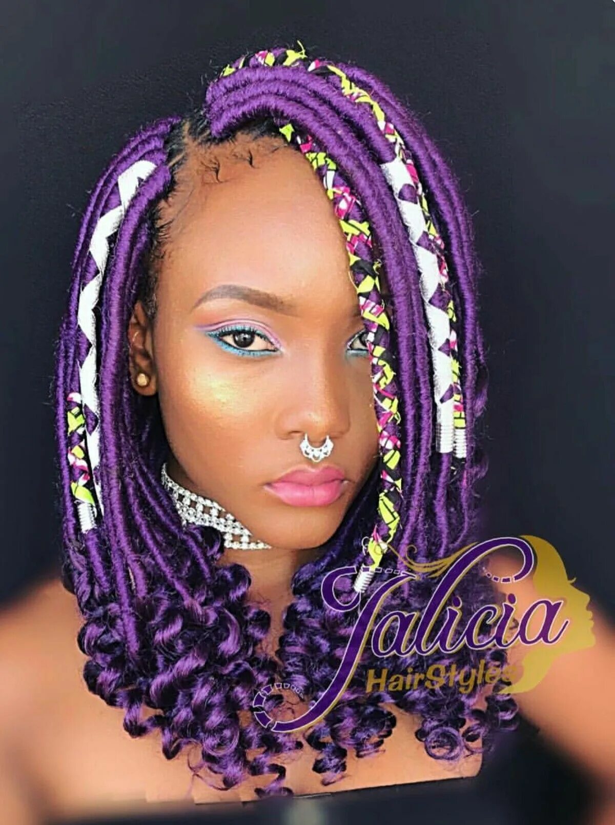 Брейды. Афро хвост на резинке. Причёски из афрокосичек. Прически с афро резинками. Афро резинка на волосах.