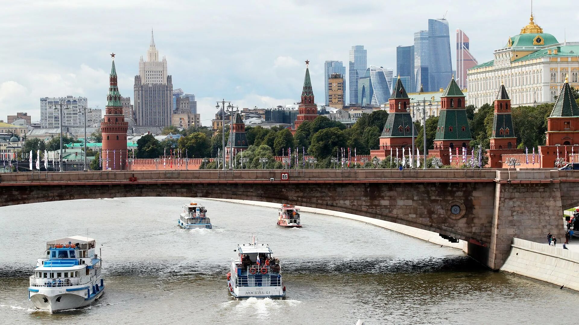 Большая река в москве. Речные прогулки Устьинский мост. Реки Москвы. Москва река в Москве. Большой Москворецкий мост в Москве.