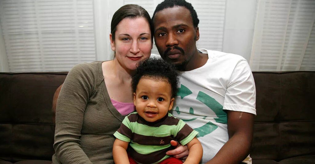 Красивые смешанные браки. Семья чернокожих детей. Ребенок. Сын белого человека. Неполная семья.