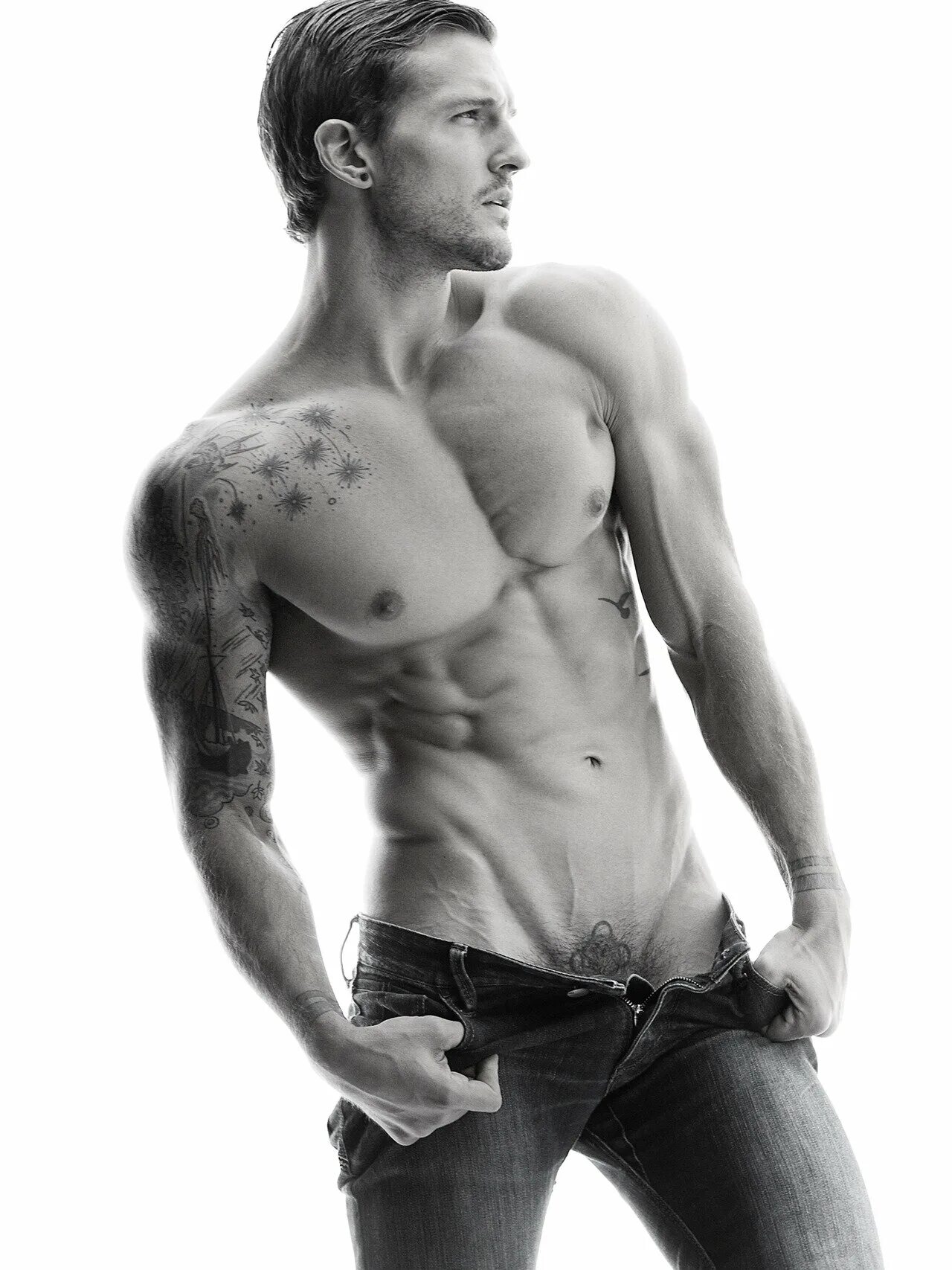 Красивые юноши в плавках. Красивые возбужденные парни. Красивые раздетые мужчины. Раздеватор парней. Юноши в нижнем белье.