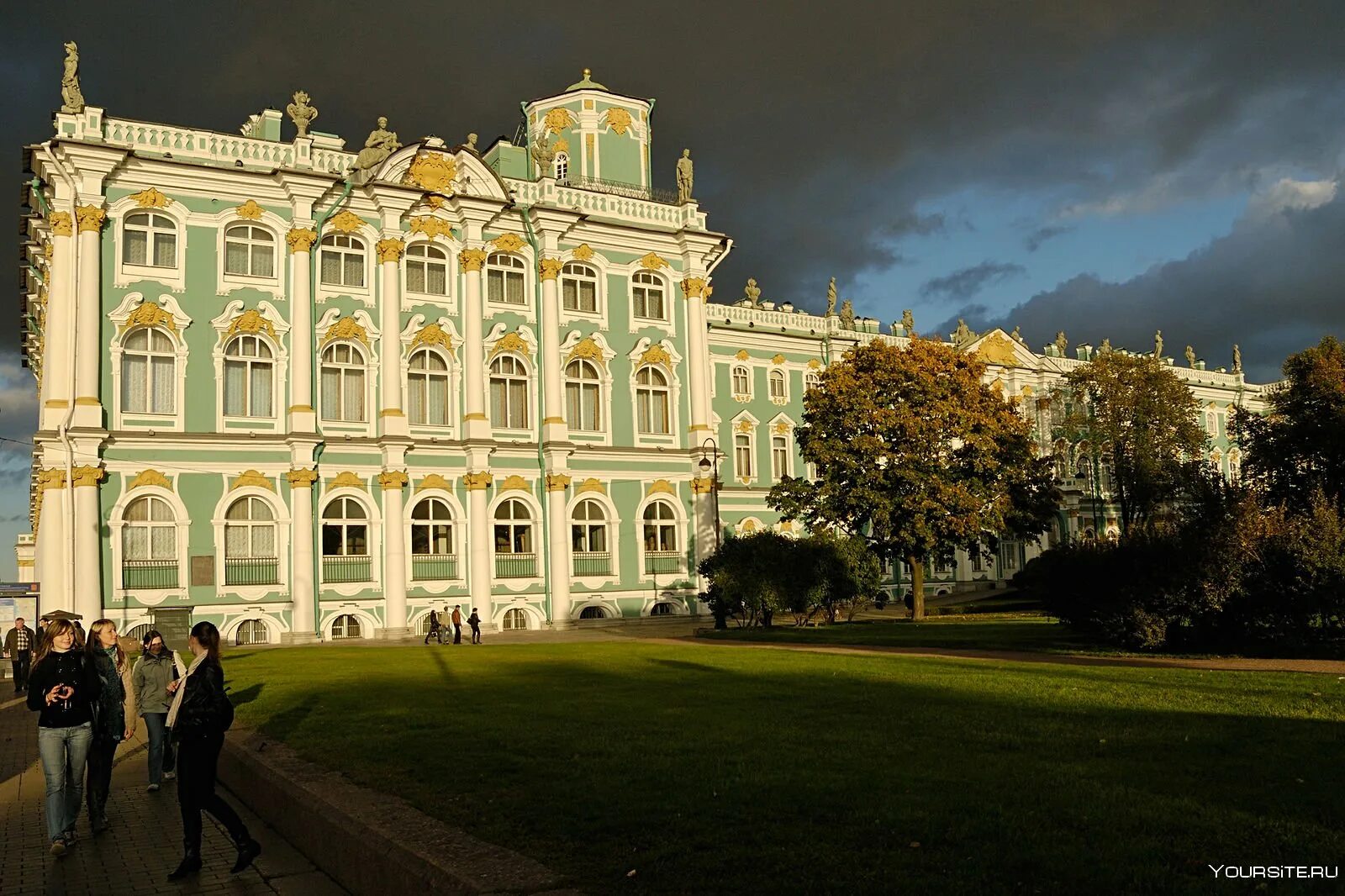 Здание эрмитажа в санкт петербурге. Санкт-петербург осенью эрмитаж. здание напротив зимнего дворца в санкт-петербурге. эрмитаж здание.