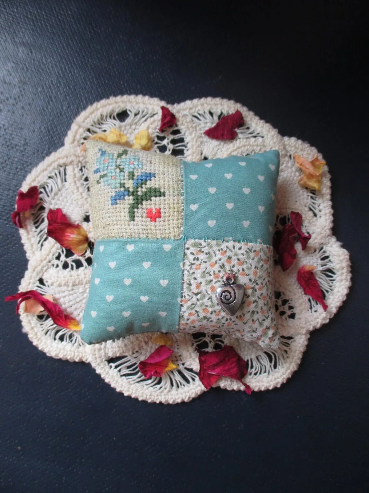 Обоснование темы проекта игольница. Алгоритм создания индивидуального проекта подушечка игольница. Правила техники безопасности при работе с иглой. Подушка для иголок. Правила безопасности при работе иглой булавками и ножницами.