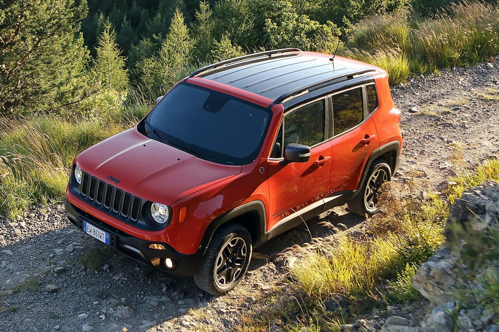 Дешевый полный привод. Jeep Renegade Trailhawk 2014. Джип ренегейт. 2017 Jeep Renegade Red. Jeep Renegade Sport.