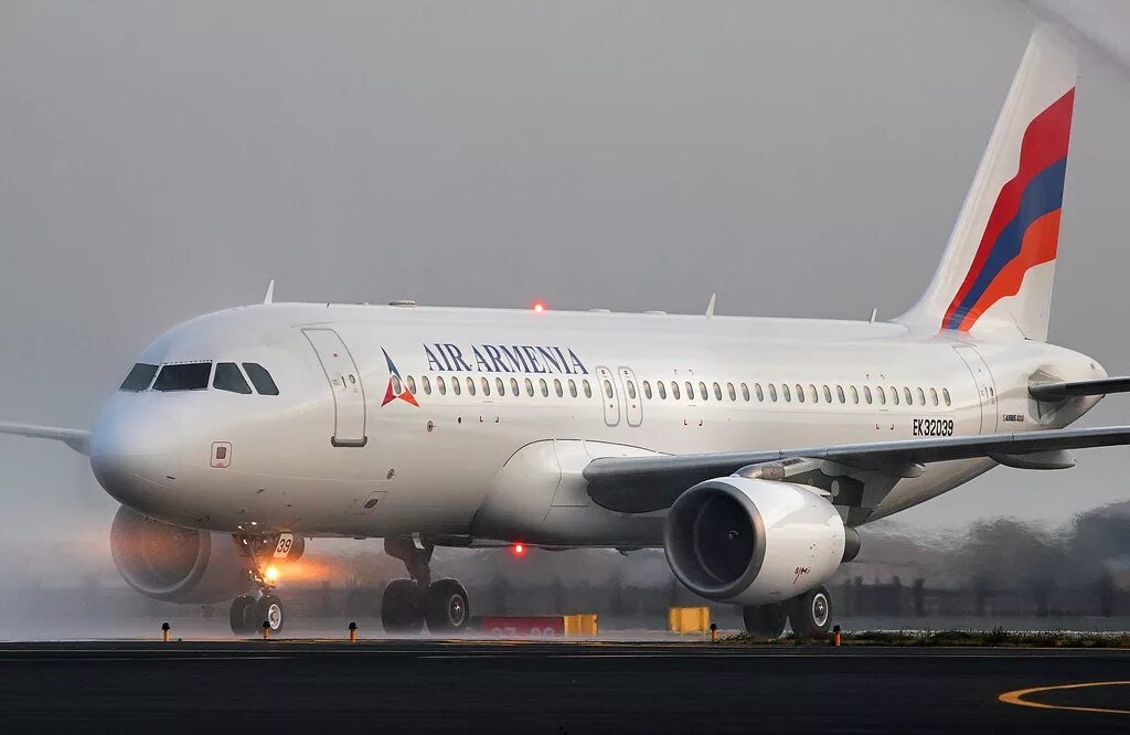 Armenia airlines. Армения авиакомпания самолеты. Armenia Aircompany самолеты. Авиакомпания Армения Эйрлайнс. АИР Армения.