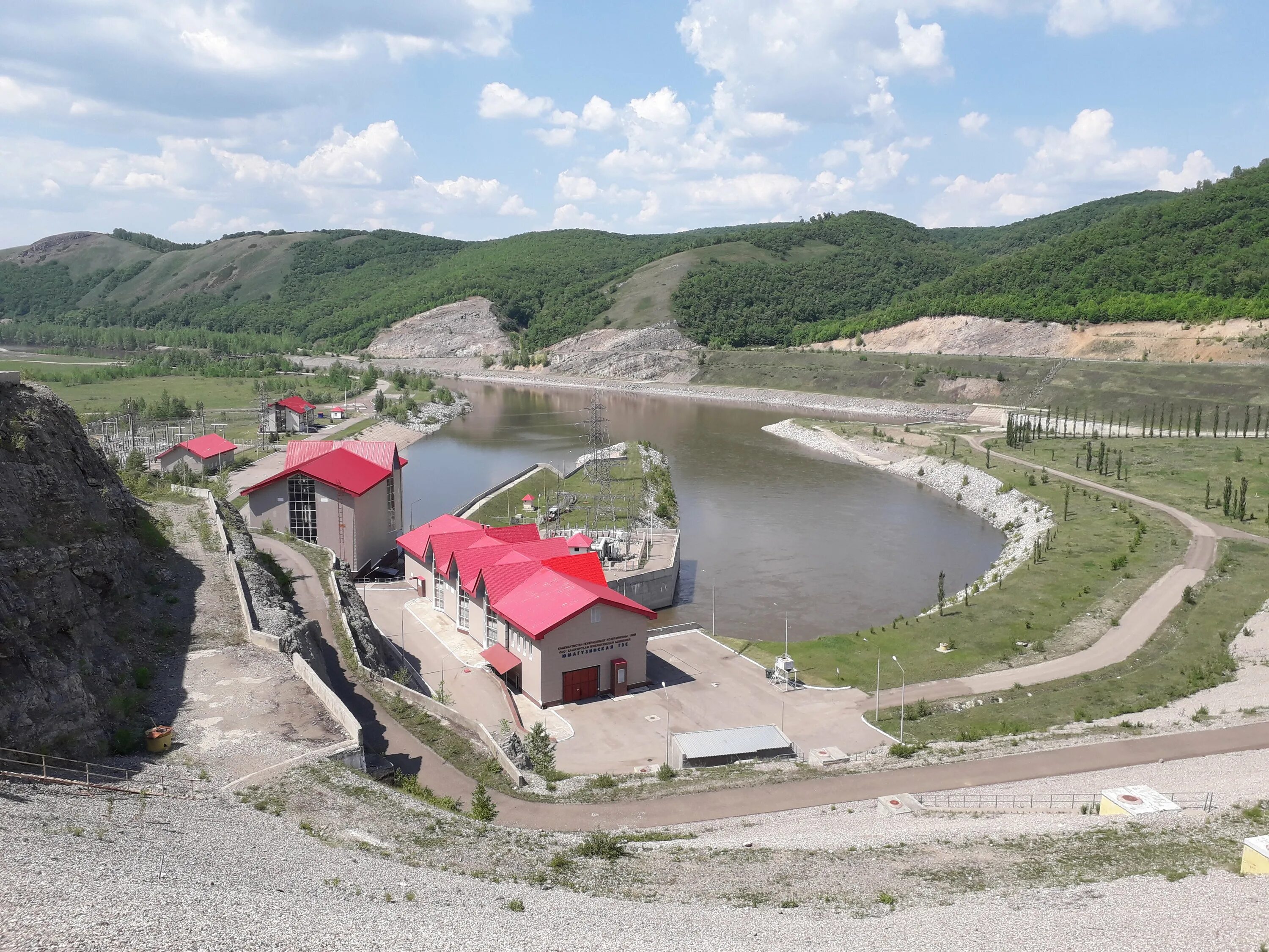 Юмагузинская гэс. Юмагузинское водохранилище ГЭС. Юмагузинское водохранилище плотина. Юмагузинское водохранилище дамба. Юмагузинское водохранилище гидроузел.