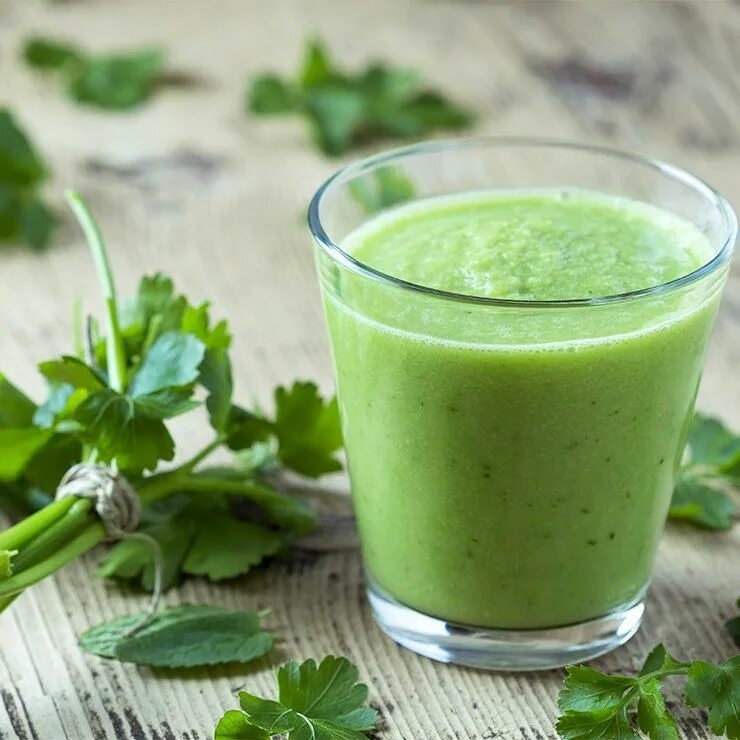 Сок петрушки. Смузи сельдерей огурец петрушка. Напиток из петрушки. Сок петрушки. Настой из петрушки.