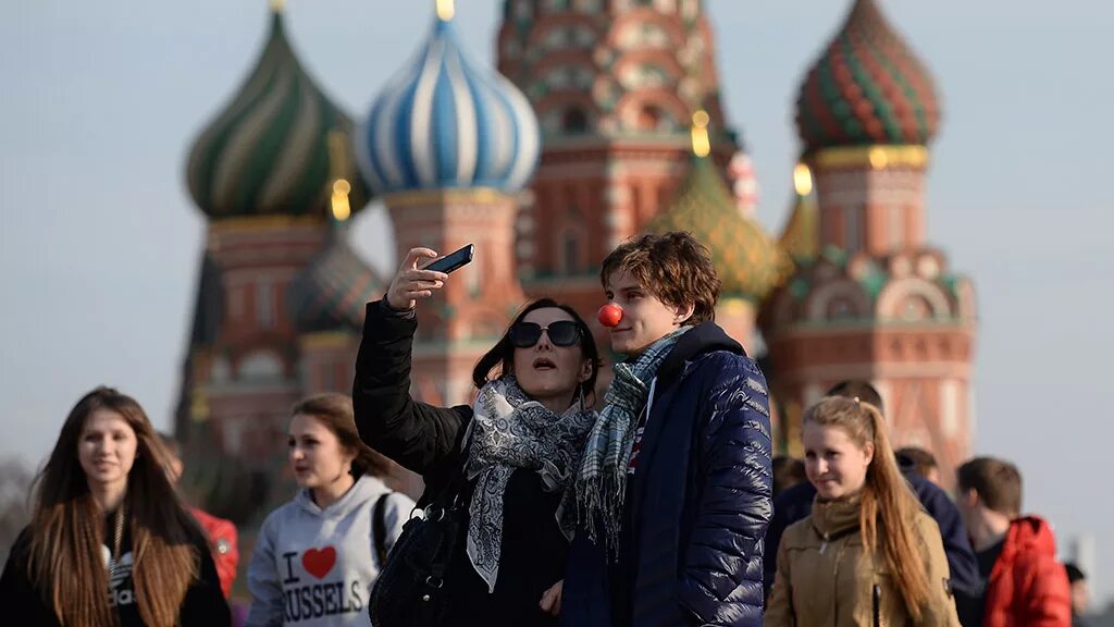 Туристы в Москве. Москва люди. Туристы на красной площади. Туристы в Кремле. Предстанут в москве