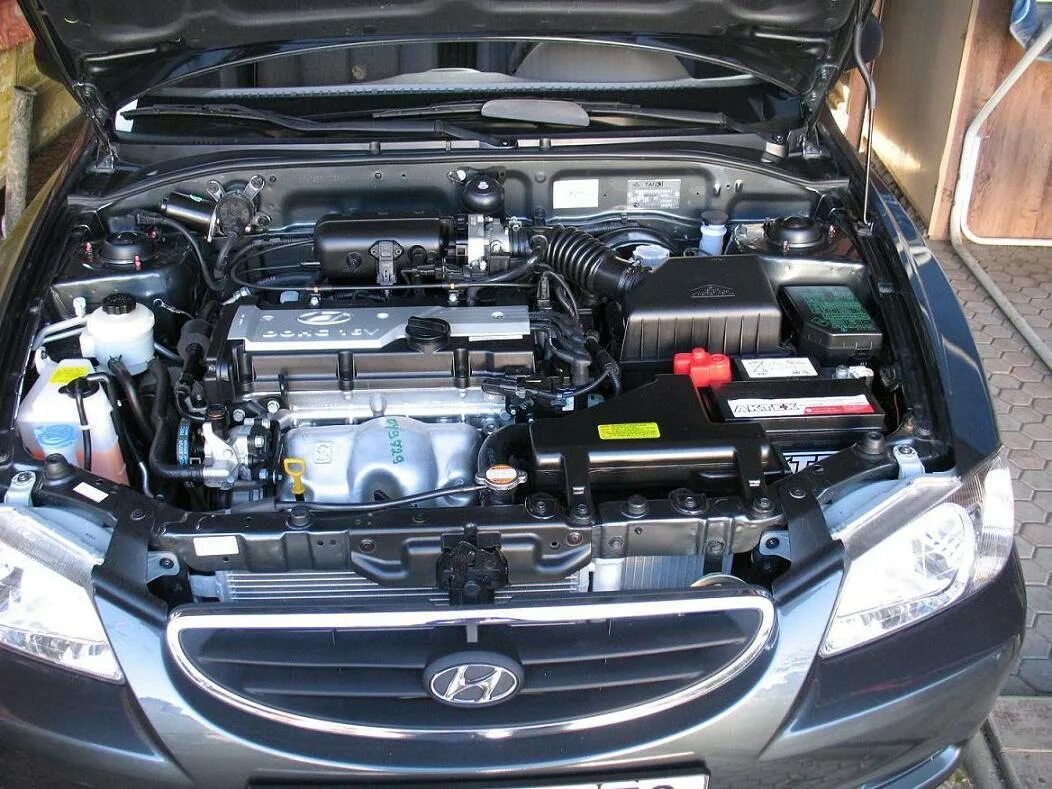 Какой двигатель на акценте. Мотор Хендай акцент ТАГАЗ. Мотор акцент 1.6. Моторный отсек Hyundai Accent. Двигатель Hyundai Accent 1.6.