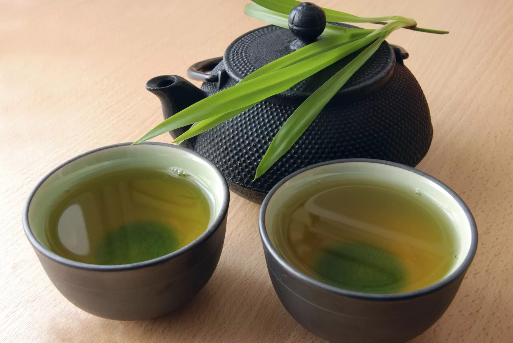 Китайские чаи польза и вред. Зеленый чай. Чашка зеленого чая. Китайский зеленый чай в чашке. Салатовый чай.