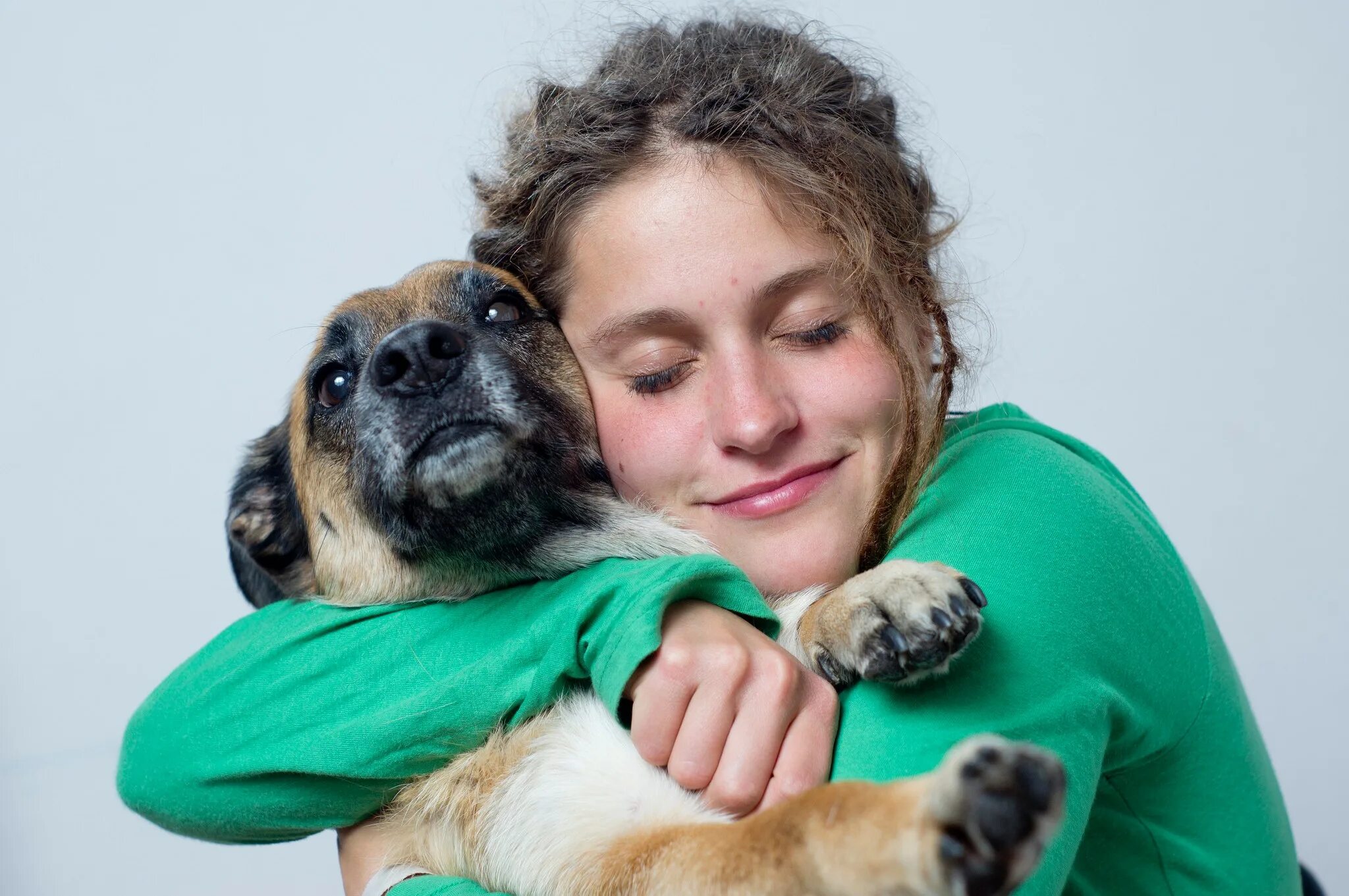 Dog has woman. Обнимает собаку. Человек обнимает собаку. Обнимает человека с боку. Домашние питомцы с хозяином.