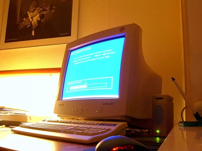 Монитор win. Монитор виндовс. Монитор Windows XP. Компьютер с ламповым монитором. Windows 7 компьютер монитор.