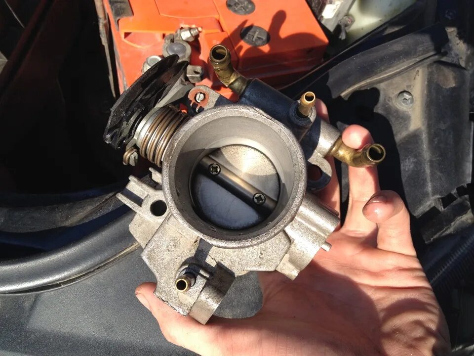 Регулировочный винт дроссельной заслонки 6g74. Регулировка дросселя. Дроссельная заслонка на карбюратор ваз. Лада калина жиклер дроссельной заслонки. Регулировочный винт дроссельной заслонки ваз 2114.