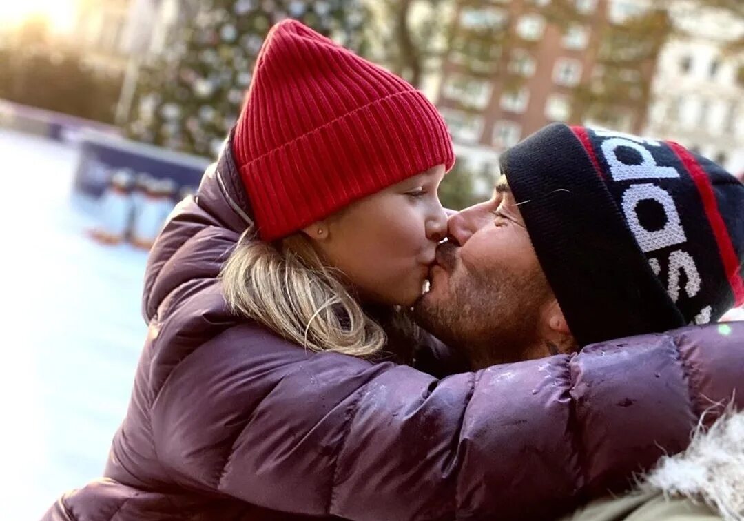 дэвид бекхэм целует дочь в губы. отец целует дочку в губы. поцеловал дочь в губы. дэвид бекхэм и харпер поцелуй. дэвид бекхэм целует дочь.