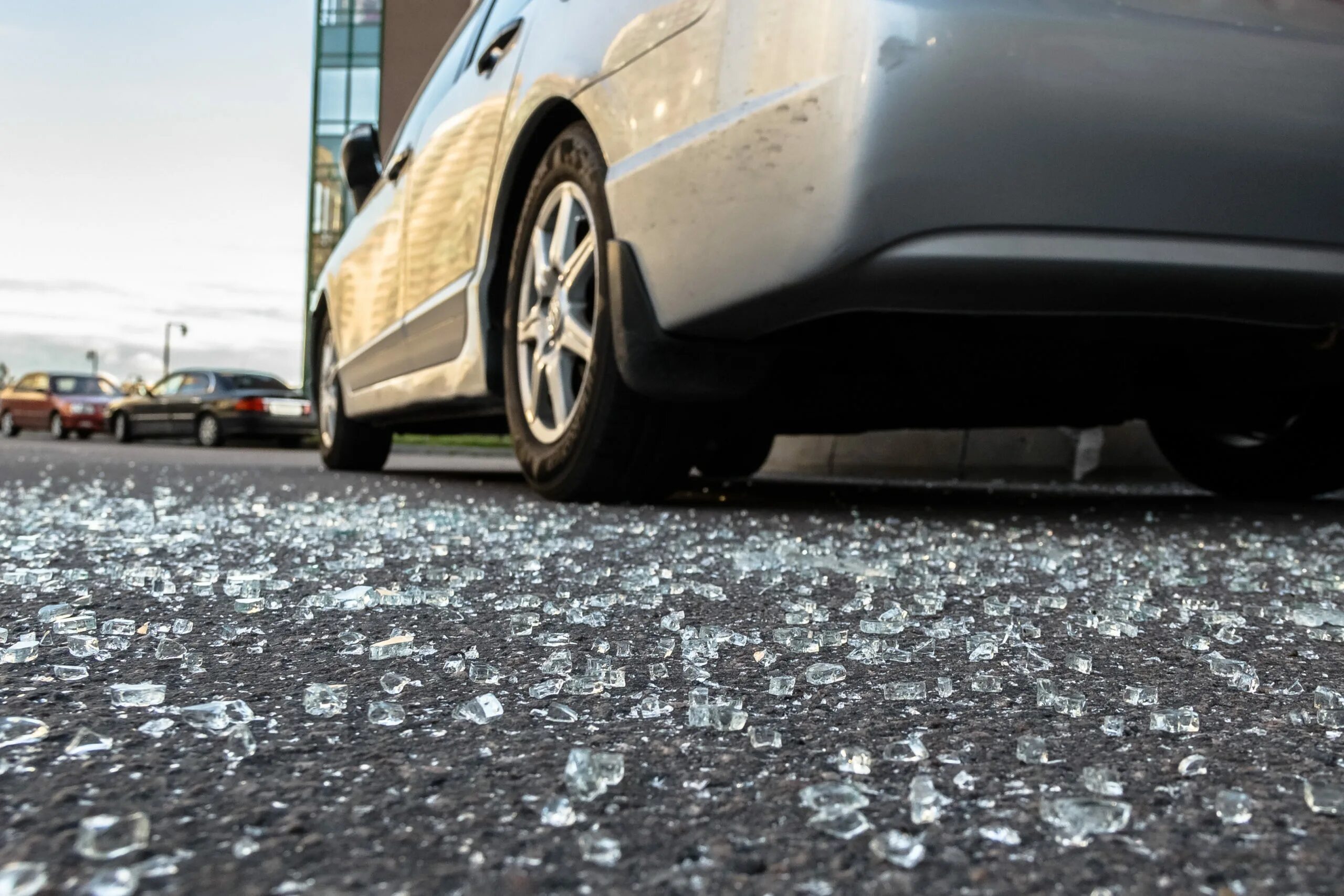 Broken on the floor. Стекло на асфальте. Осколки автомобиля. Осколки стекла автомобиля. Осколки авто на асфальте.