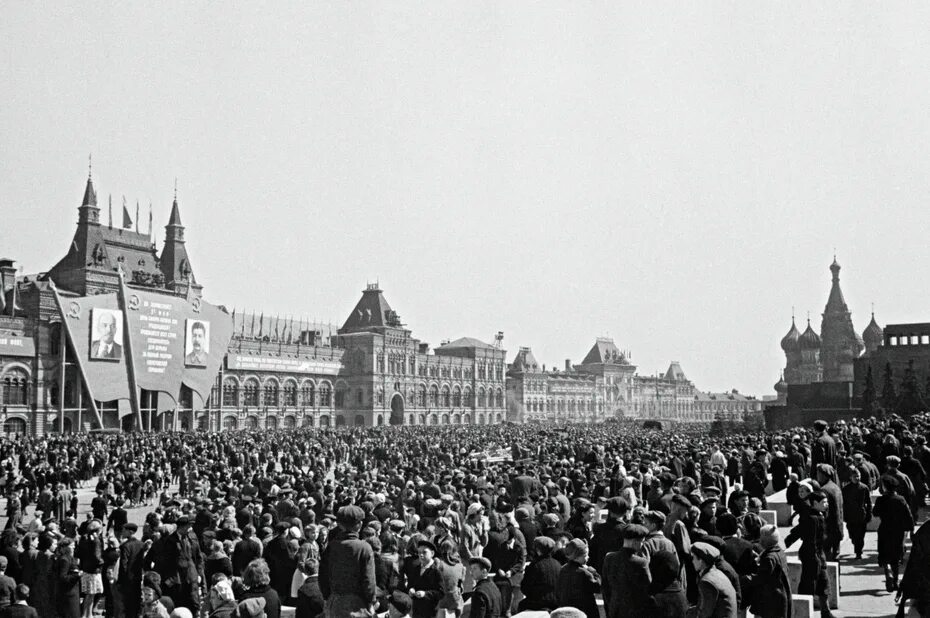 Красная площадь 9 мая 1945. Салют Победы 1945 года на красной площади в Москве. Москва, красная площадь. 9 Мая, 1945 год. Москва 9 мая 1945.