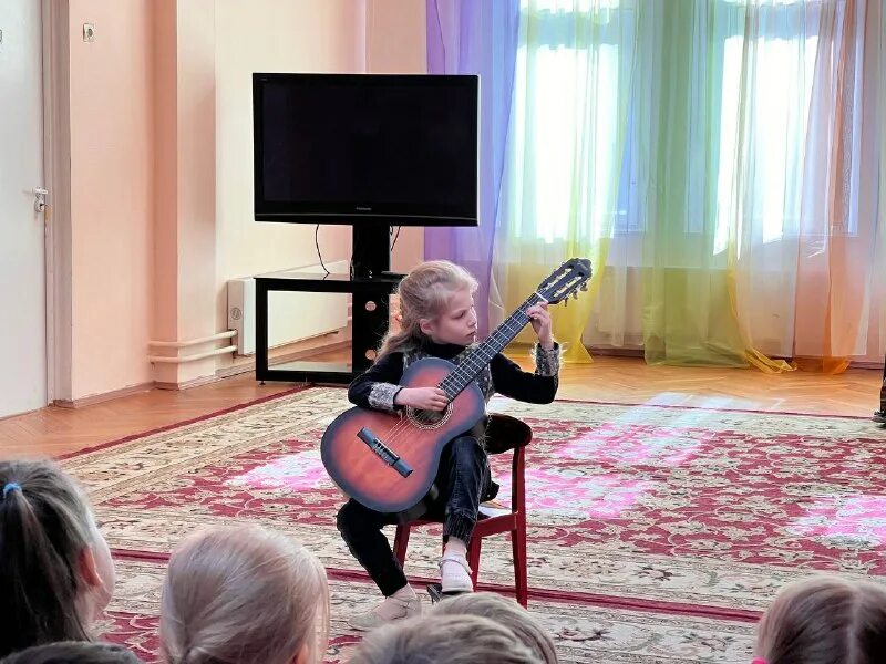 Кривчиков гитара иваново. Детские школы искусств хабаровский край. Выпускной в дши. Илья аллегро. Выпускной в музыкальной школе.