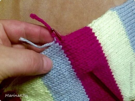 Спрятать концы шарфа. Спрятать кончики ниток. Как спрятать узелки при вязании спицами в шарфе. Как спрятать нитки при вязании крючком.