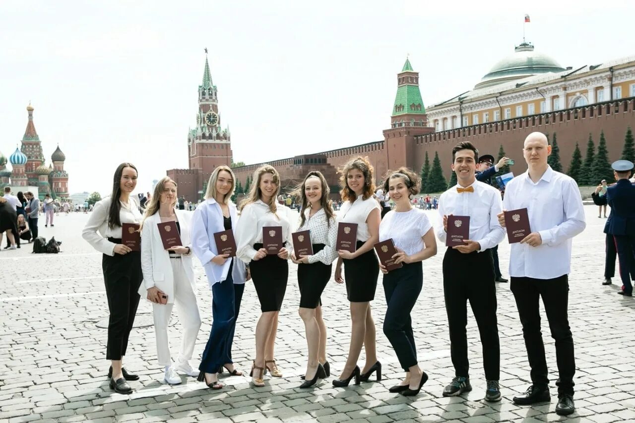 Студенты Москвы. Фото московских студентов. Студенты в Москве на площади. Москва студентка на фоне музея.