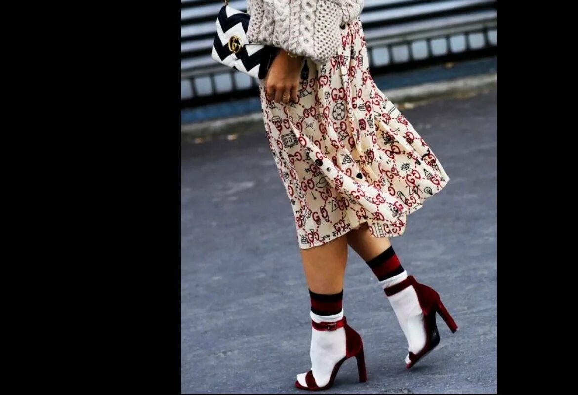 Туфли с носками. Модные мужские носки 2022. Туфли с носками. Босоножки с носочками. Как носить носки 2023.