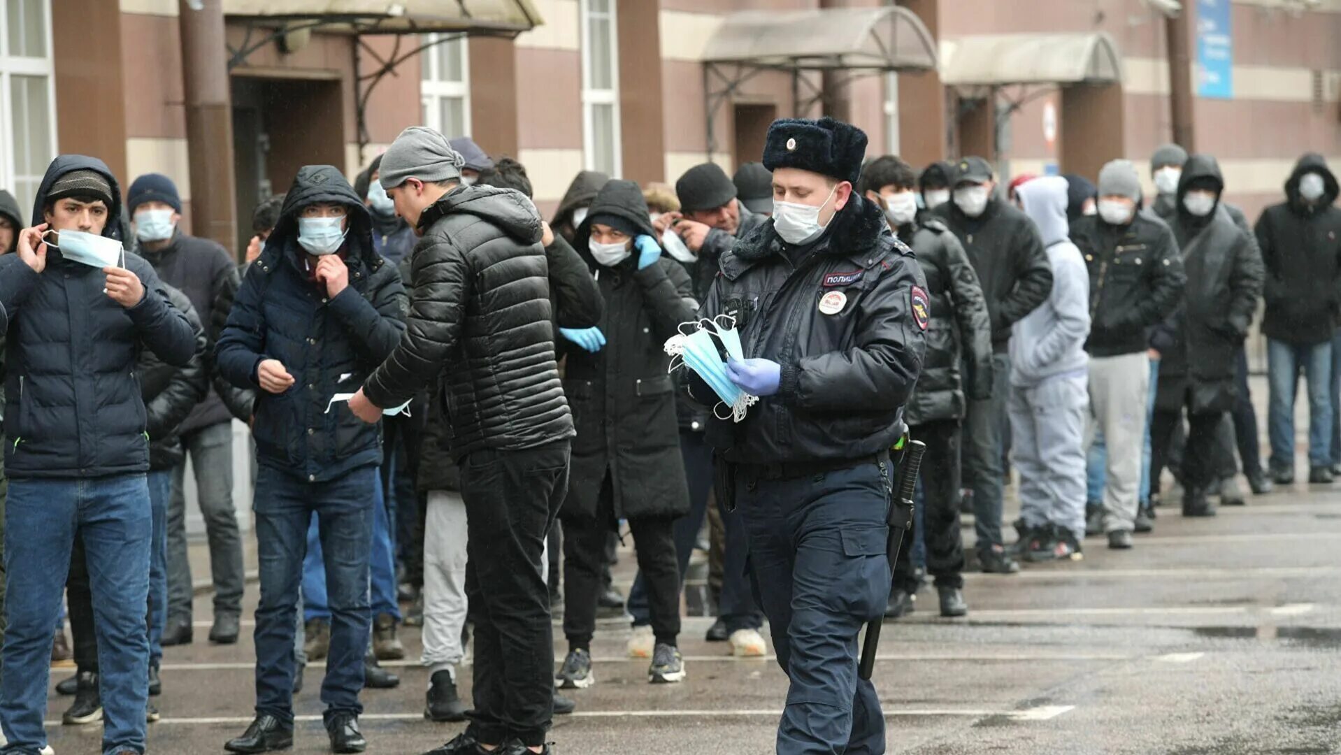 Законы о мигрантах новости. Мигранты из таджикистана. Опг диаспора. Мигранты недовольны. Мигранты.