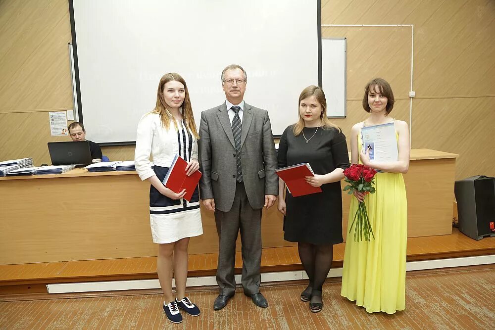 Топовые вузы волгограда. Выпускница благодарит препода за хорошие. Выпускной в университете. Выпускной в академии. Спасибо учителям на последний звонок.