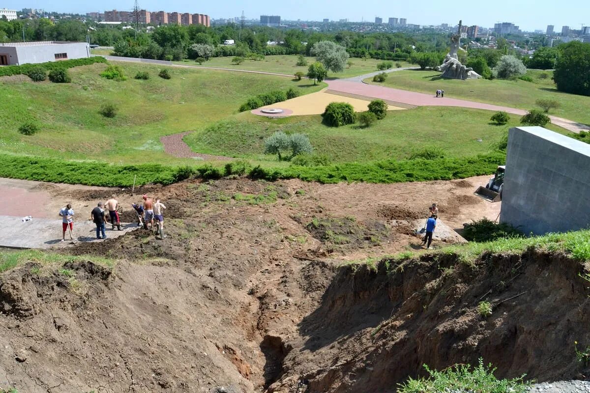 Мемориал в Змиевской балке Ростов-на-Дону. Змиевская балка Ростов на Дону. Мемориал Змиевская балка Ростов. Змиевская балка Ростов на Дону 1942.