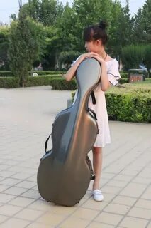 В руке девочка держала огромный виолончельный футляр