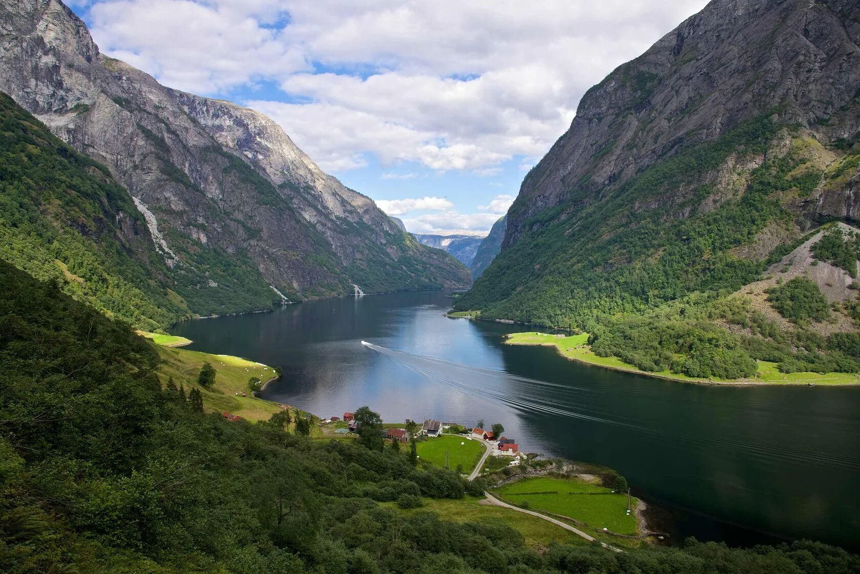 Какая страна имеет знаменитую природную достопримечательность фьорды. Нерёй-Фьорд Норвегия. Осло Норвегия фьорды. Гейрангер-Фьорд Норвегия. Фьорды Западной Норвегии Нур-Фьорд.
