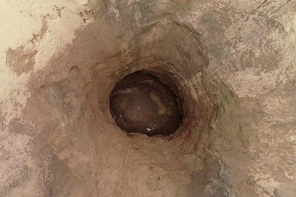 Отверстие в земле. Дыра в скале. Дом ырки. Славянская мифология рейк. Гюмри камень желаний.