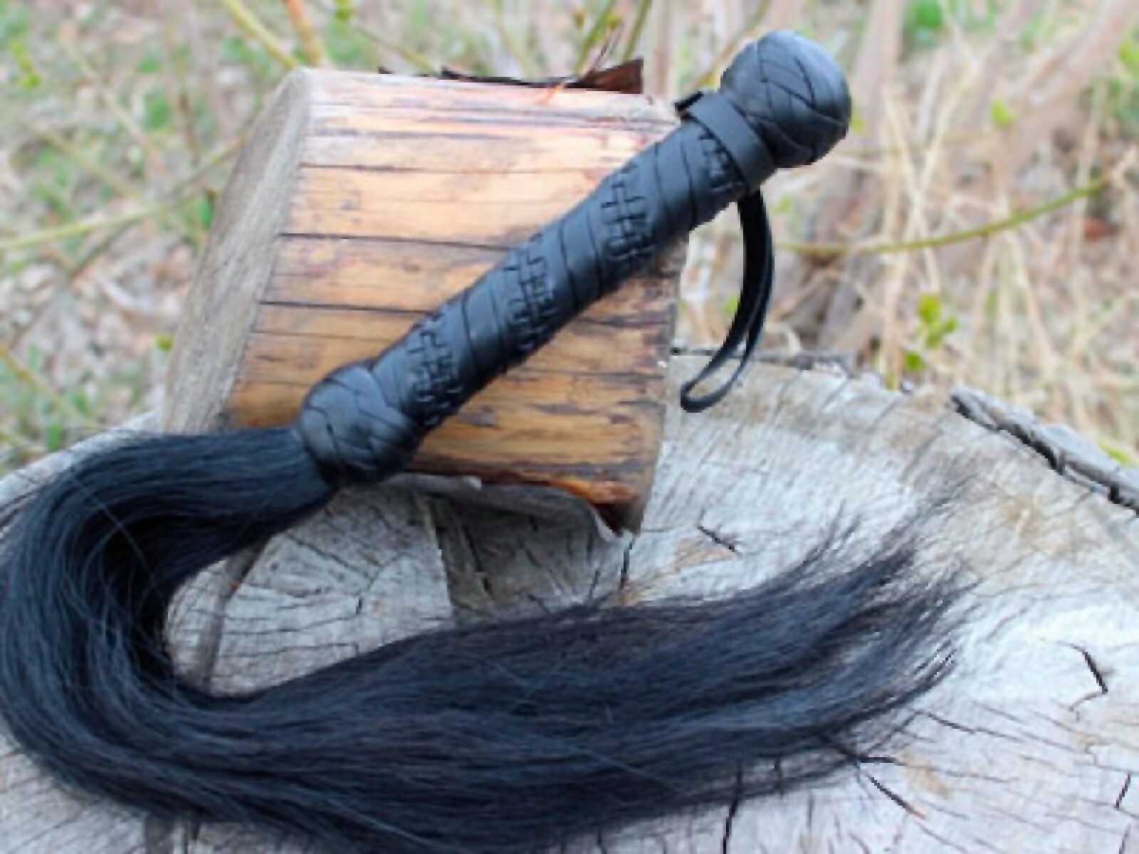 Шаманская плетка - ташуур. Плеть из конского волоса. Плетка из волоса. Плетка конский волос.