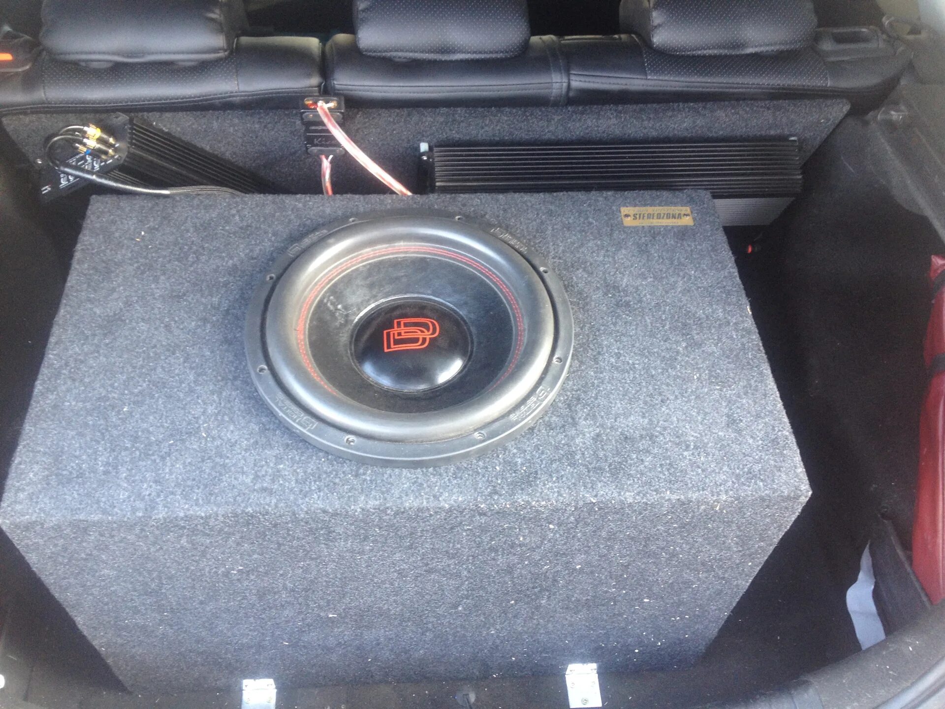 Сабовый процессор в авто calibr. Сабвувер в оформлении бп6. Нива автозвук сабовое звено. Динамик сабовый прайд. Хундай акцент автозвук усилитель.