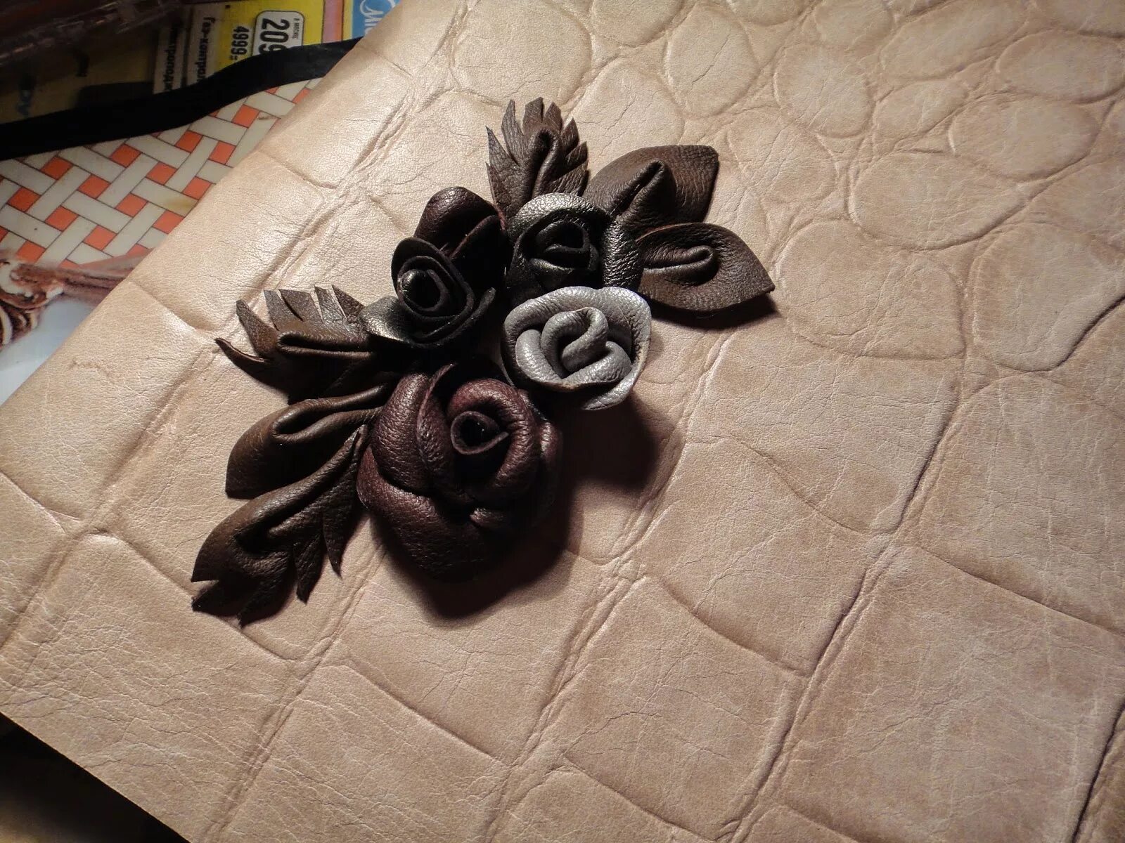 Заколка для волос из кожи. Необычные изделия из кожи. Поделки из кожи для начинающих своими руками. Поделки из кожи для начинающих своими руками. Рукоделие из кожи своими руками.