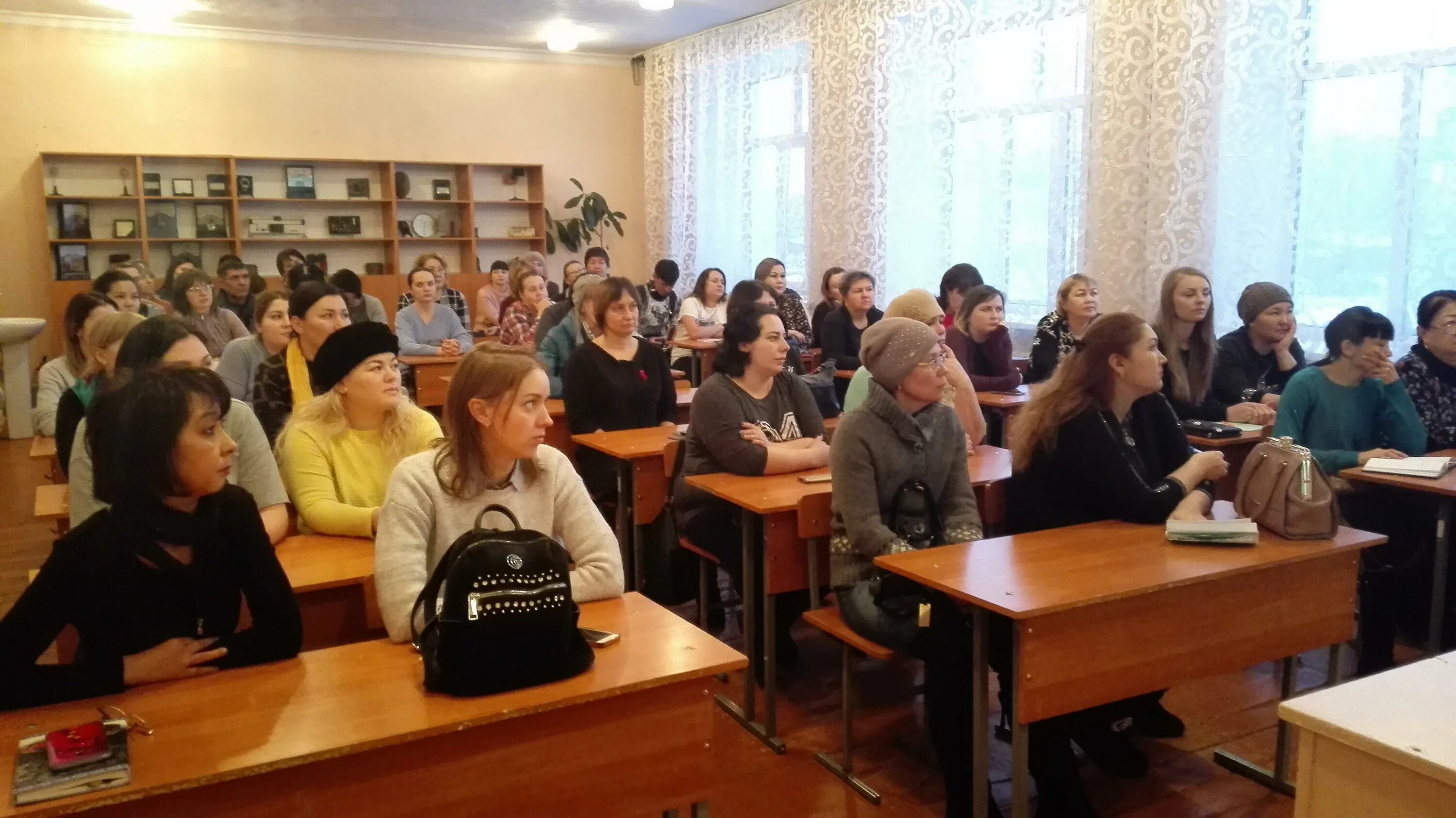 собрание родителей в детском саду. современное родительское собрание школа. родительское собрание в школе. родительское собрание в школе. родители на собрании в школе.