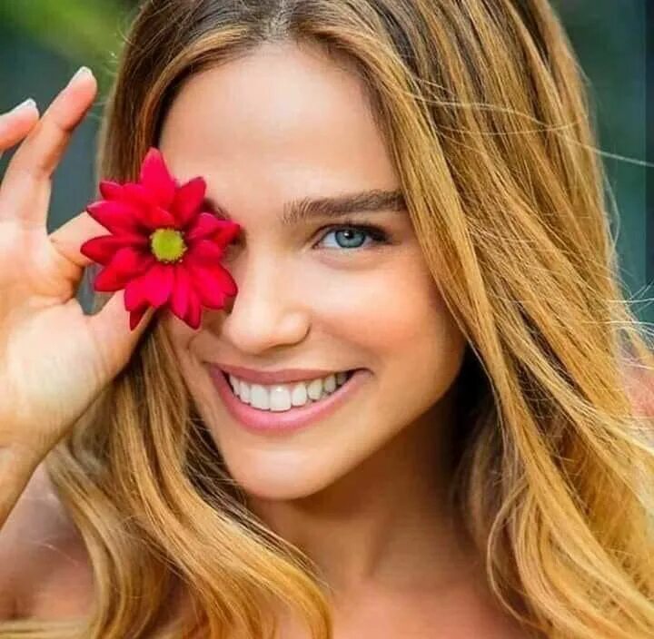 Женщина всегда улыбается. Девушка улыбка. девушка улыбается. улыбчивая девушка. красивая девушка улыбается.