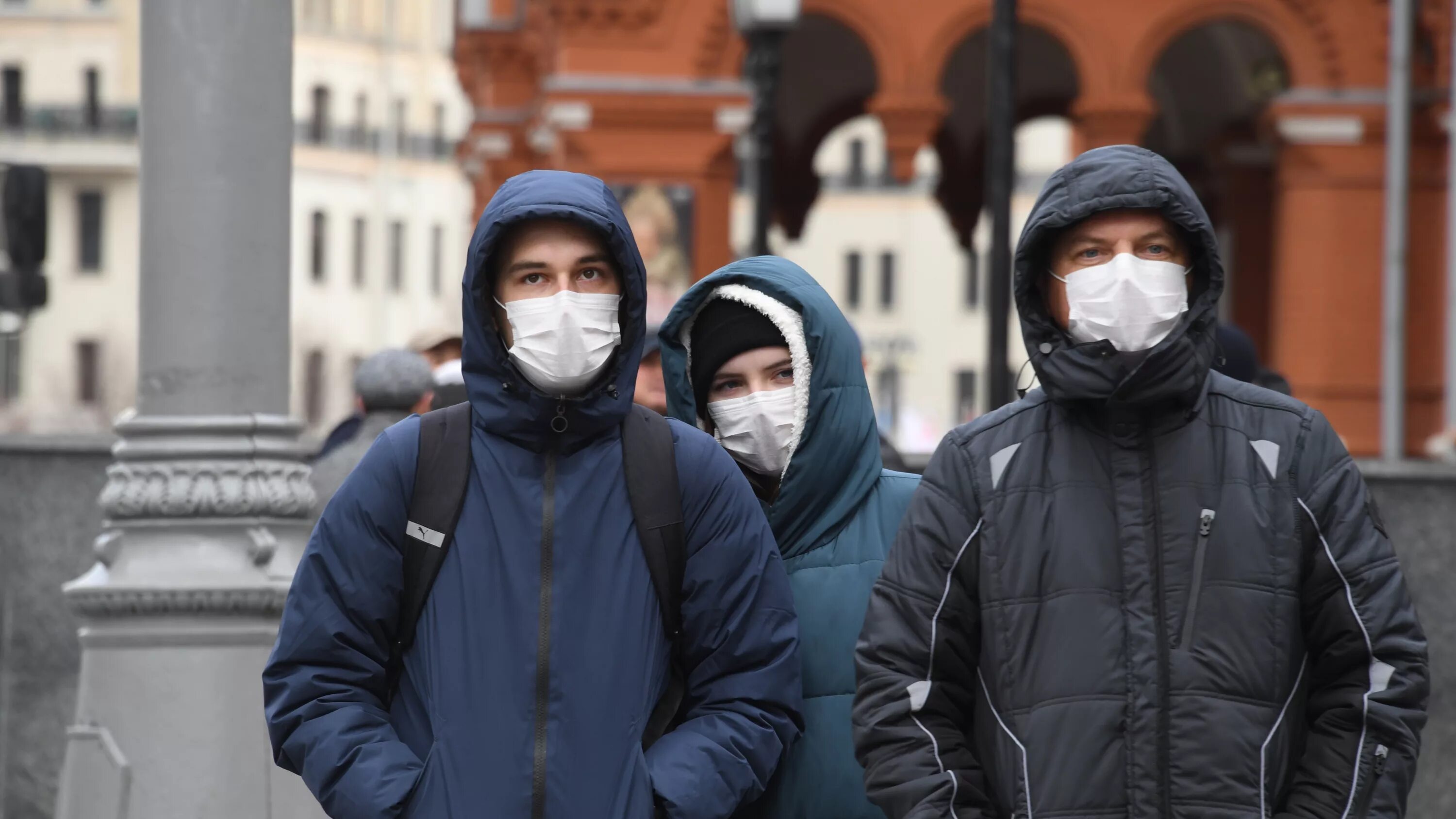 Москва будет маска. Ковид 19 люди в масках Россия. Люди в масках на улице. Человек в маске. Люди в масках на улице Москва.